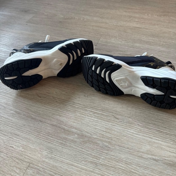 Louis Vuitton Run 55 Sneaker - Picture 4 of 8